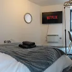 Large 2br Flat In Heart Of - Sleeps 10 * リーズ